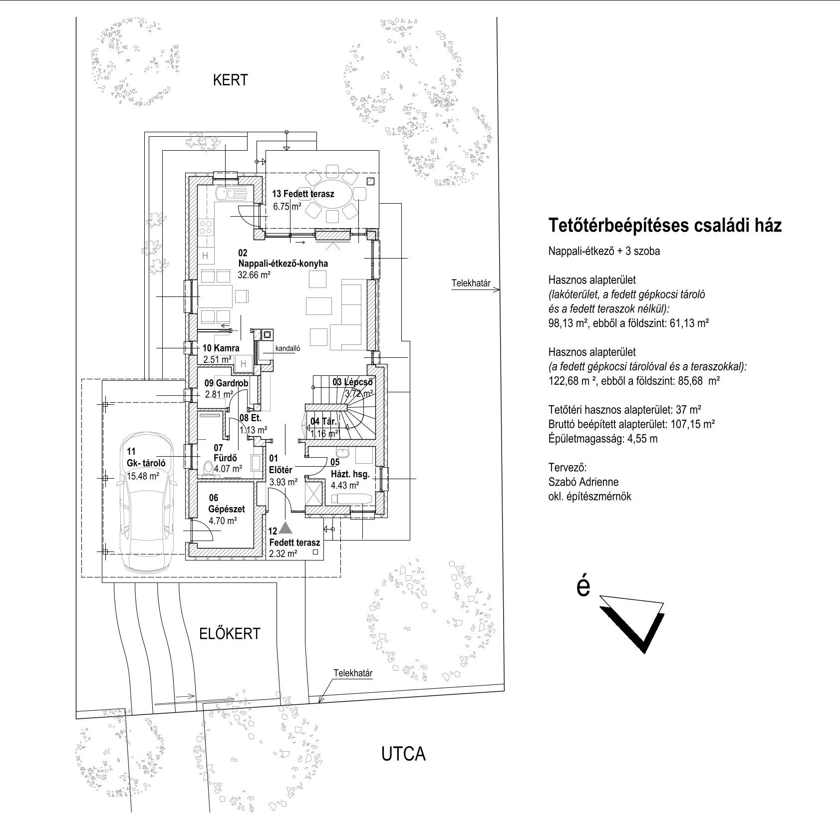 Oldalhatáron álló, kétszintes, tetőtérbeépítéses családi ház, nappali-étkező + 3 hálószoba. Hasznos alapterület 122,68 m², a fedett gépkocsitároló és a fedett teraszok alapterülete nélkül 98,13 m². Bruttó beépített alapterület 107,15 m²,  épületmagasság 4,55 m.